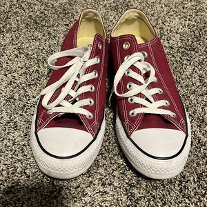 Almost new! Size 9 converse sneakers